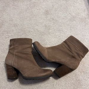 Grey/taupe Clarks leather booties